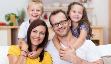 famille composée de deux parents et deux enfants
