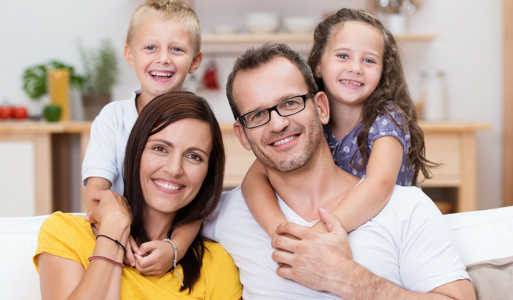famille composée de deux parents et deux enfants