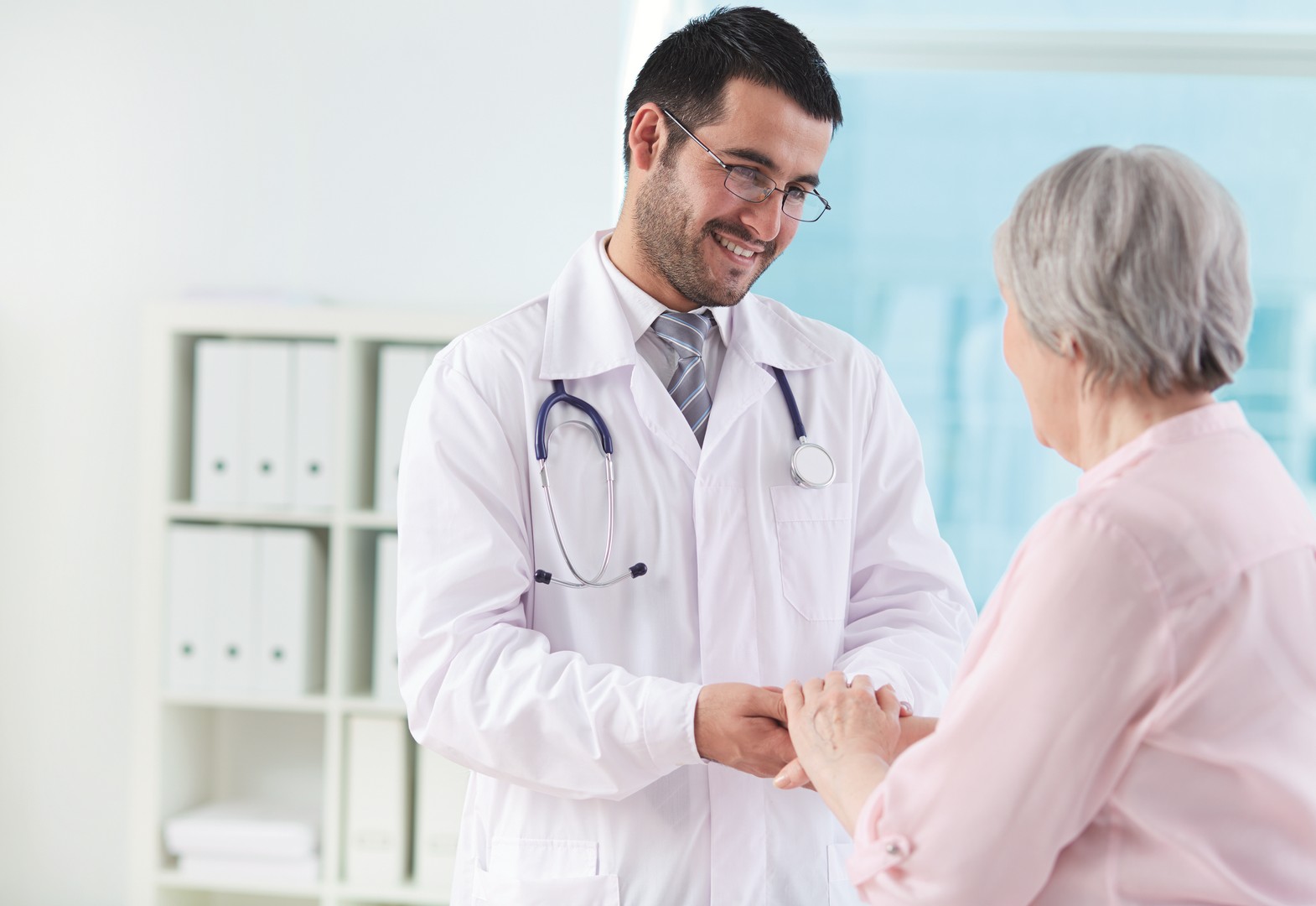 Un médecin confiant regarde sa patiente âgée tout en lui parlant