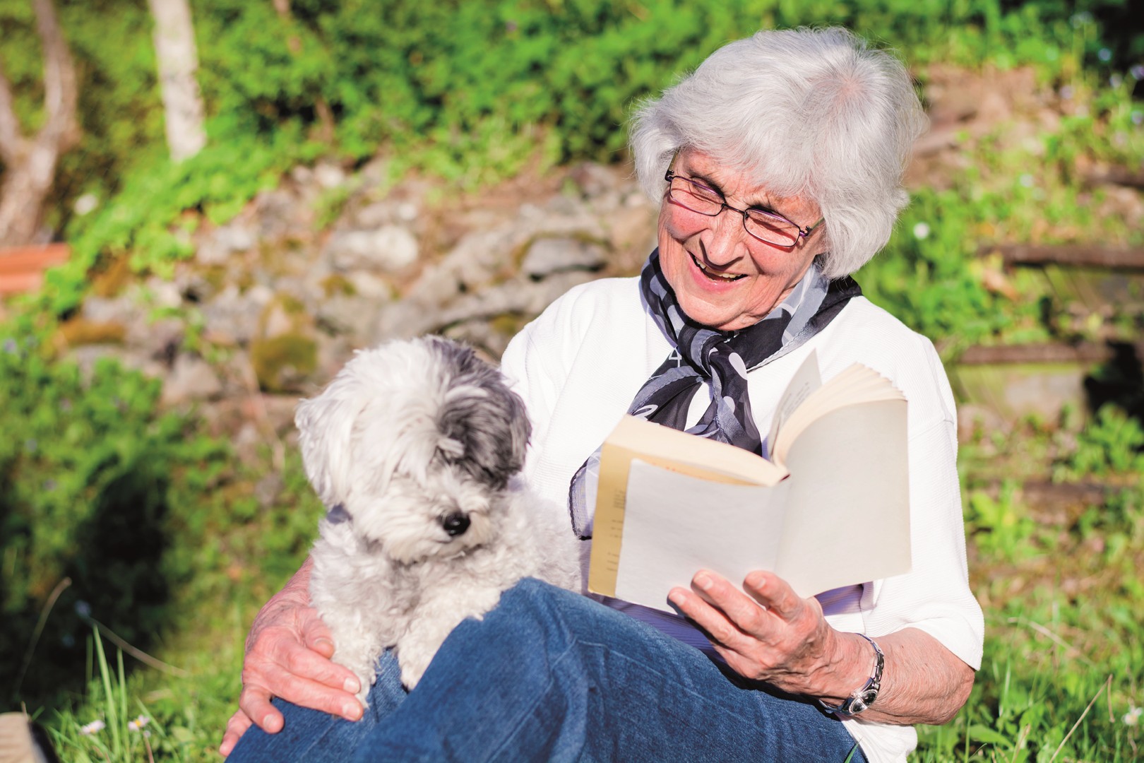 dame tenant un livre avec son chien