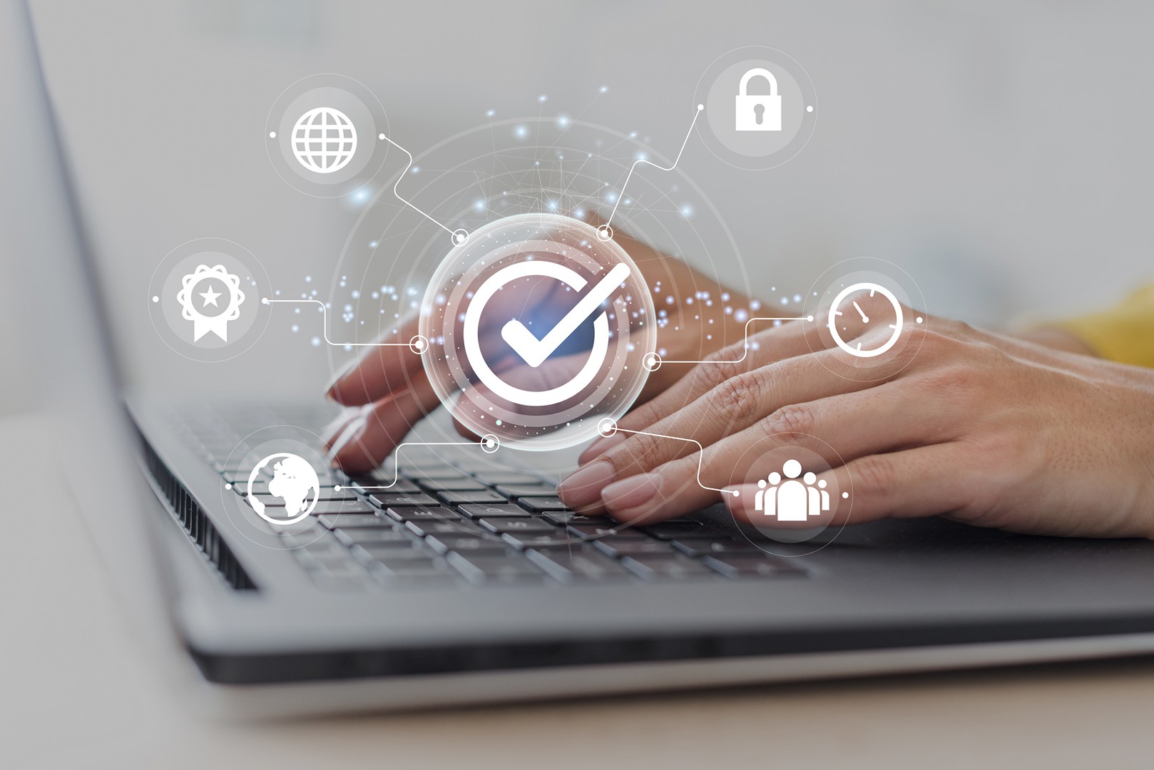 Image représentant le service sécurité, illustrée par un gros plan sur des mains tapant sur un clavier d'ordinateur entouré d'icone représentant le service sécurité