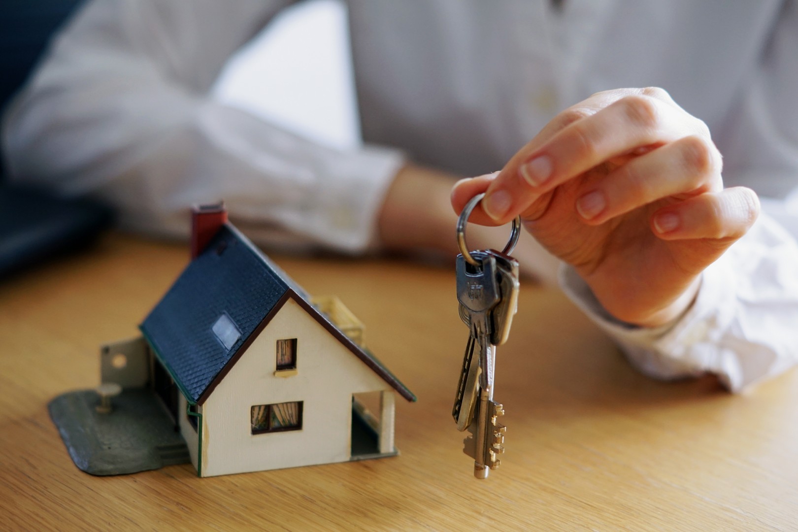 Gros plan d'une personne envisageant d'acheter ou de vendre une maison