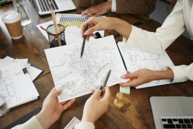 personnes échangeant au sujet d'un plan