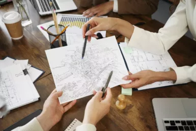 personnes échangeant au sujet d'un plan