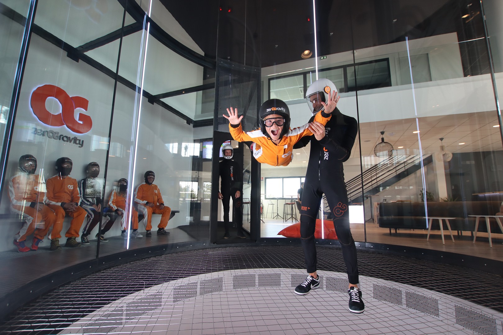 vue intérieure de ZéroGravity avec un instructeur et un enfant en vol