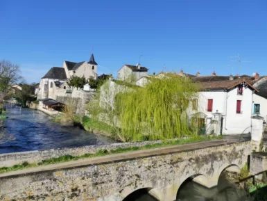 église et pont romain longé par le Clain - Patrimoine bâti