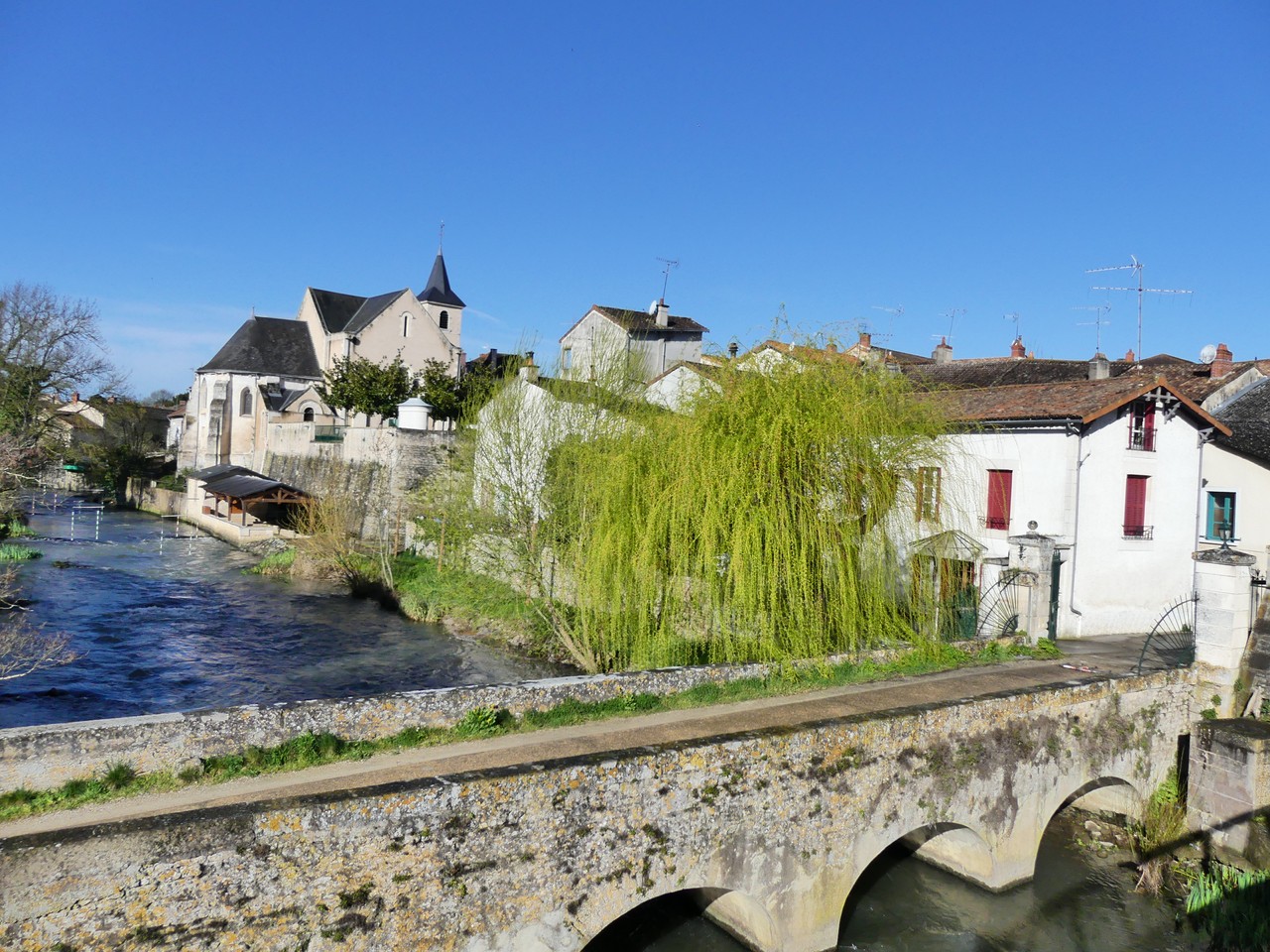 église et pont romain longé par le Clain - Patrimoine bâti