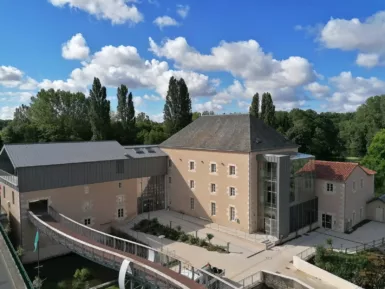 Moulin vue entrée principale en contre plongée