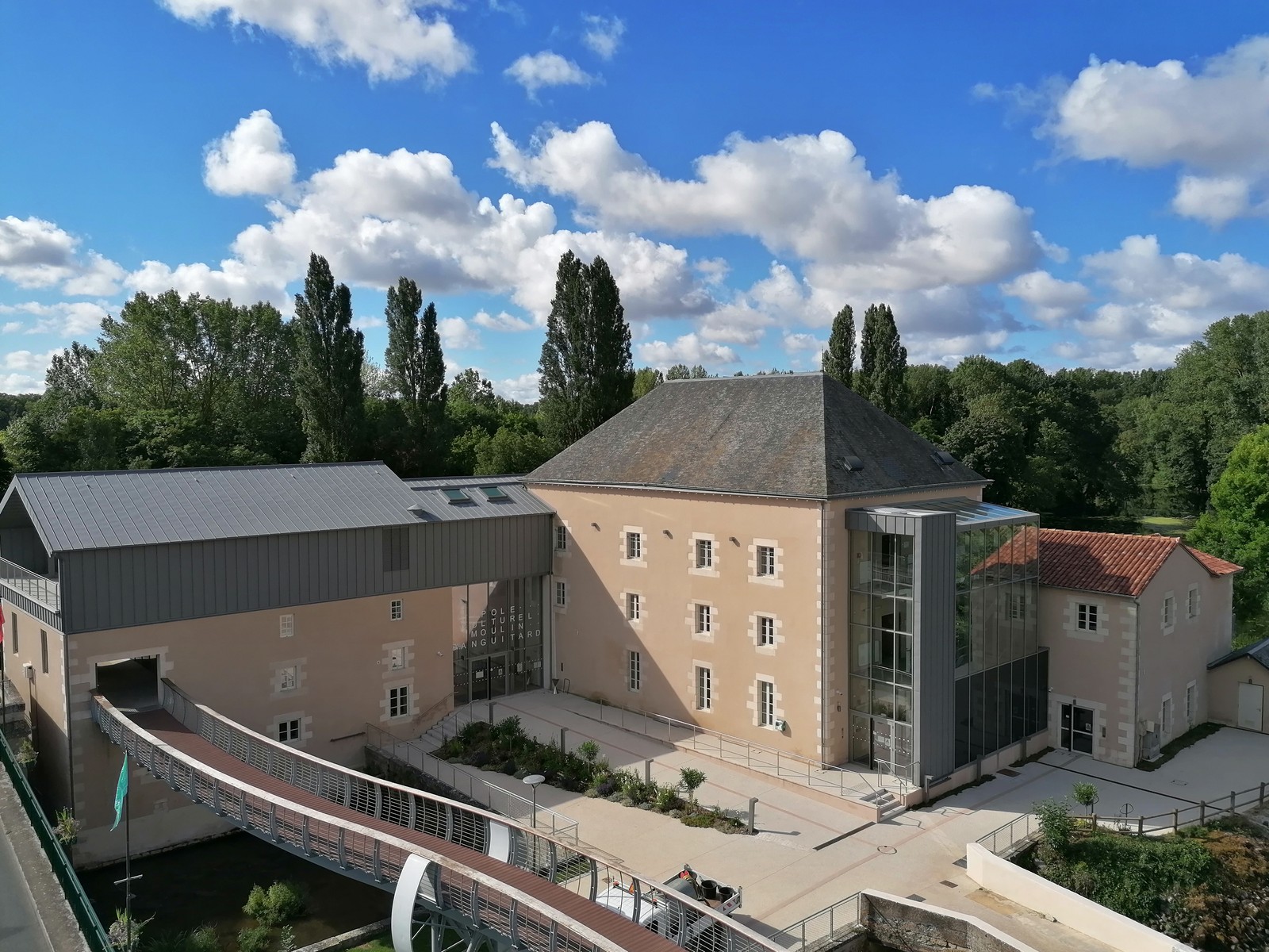 Moulin vue entrée principale en contre plongée