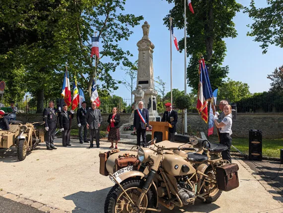 Monuments aux morts cérémonie - personnes devant le Monuments aux morts cérémonie avec moto en premier plan - Commémoration du 11 novembre et 8 mai