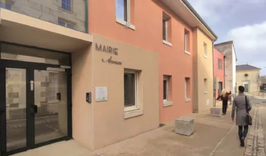 bâtiment de l'annexe de la mairie avec deux personnes dans la rue - CCAS