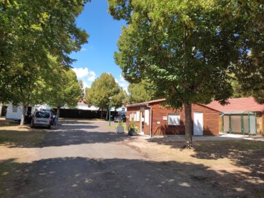 vue de l'entrée du Camping municipal avec l'accueil sur ma droite