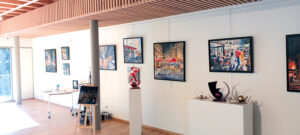 Photo exposition avec cadres de peinture et sculptures dans la salle d'exposition du Moulin d'Anguitard