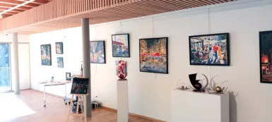 Photo exposition avec cadres de peinture et sculptures dans la salle d'exposition du Moulin d'Anguitard