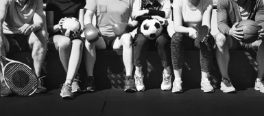 groupe de jeune assis sur un banc avec différents matériels de sport