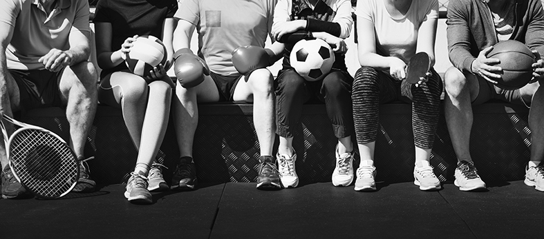 groupe de jeune assis sur un banc avec différents matériels de sport