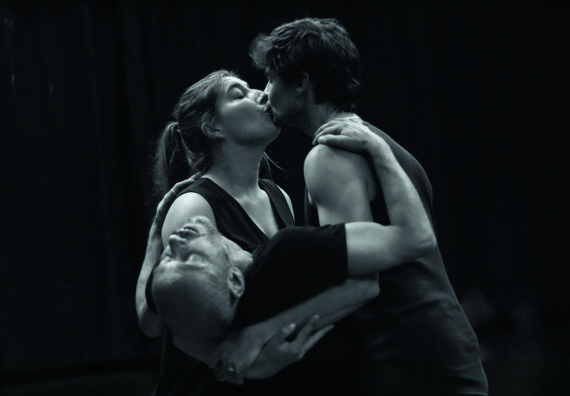 Photo du spectacle Les Mains chaudes avec une photo de trois personnes en noir et blanc deux s'embrassent en soutenant le troisième qui part la tête en arrière