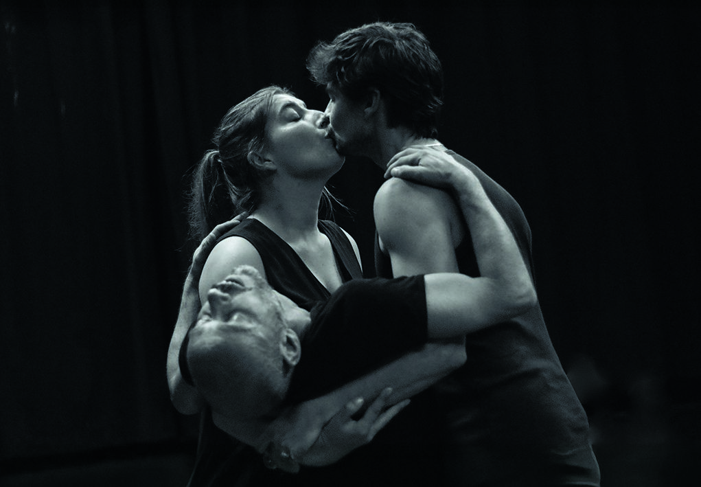 Photo du spectacle Les Mains chaudes avec une photo de trois personnes en noir et blanc deux s'embrassent en soutenant le troisième qui part la tête en arrière