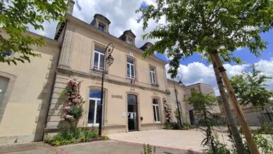 mairie vue en contre plongée avec un amandier en premier plan - accueil de la mairie