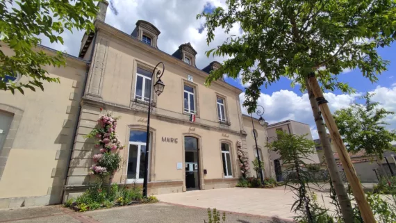 mairie vue en contre plongée avec un amandier en premier plan - accueil de la mairie