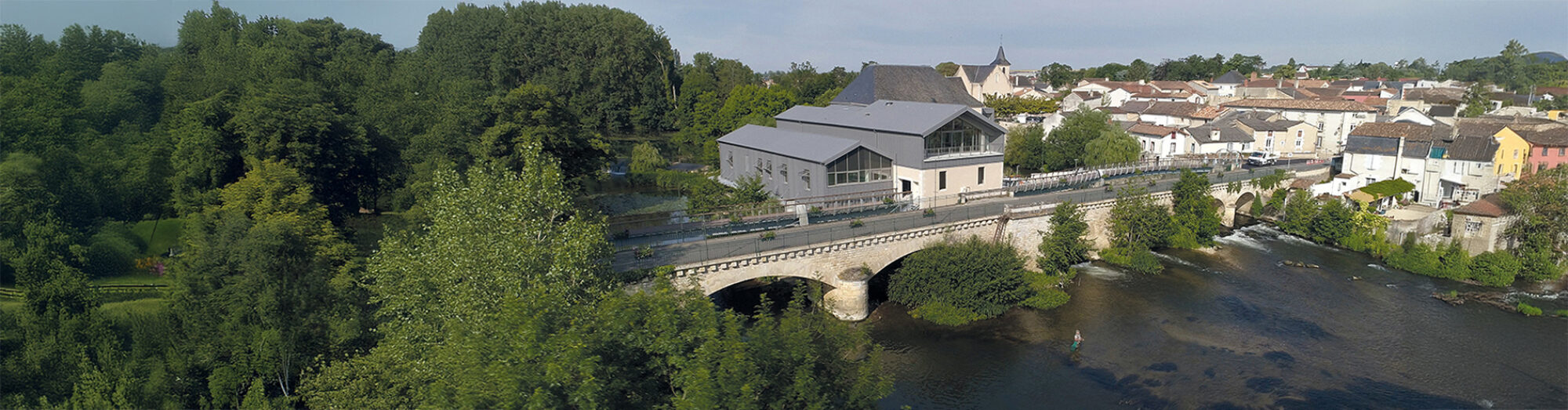 moulin d'anguitard vu de drone en contre plongée avec le centre en arrière plan