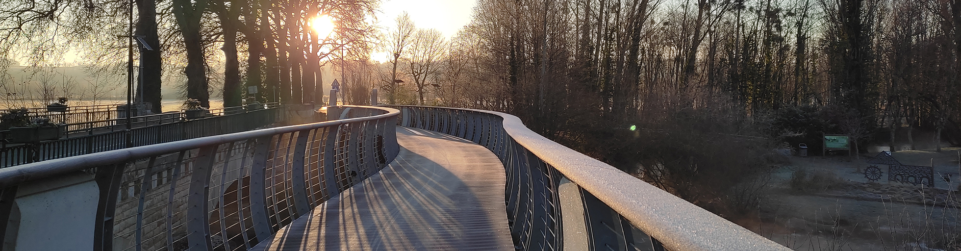 photo de la passerelle du moulin un matin d'hivers au lever du soleil