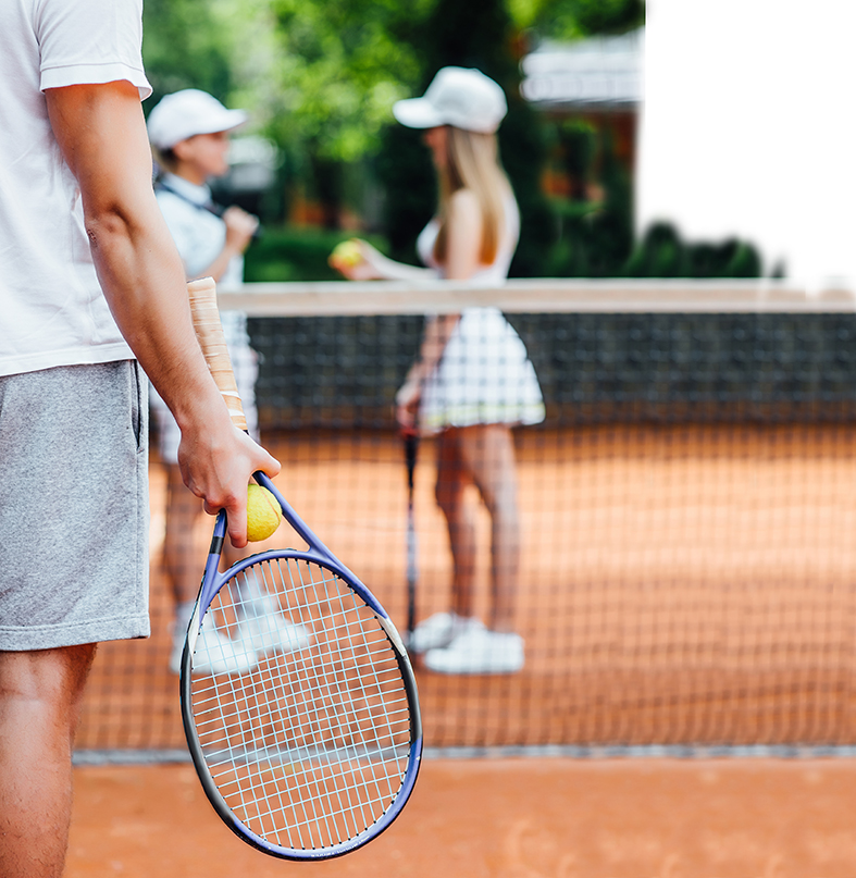 Court de tennis avec trois personnes