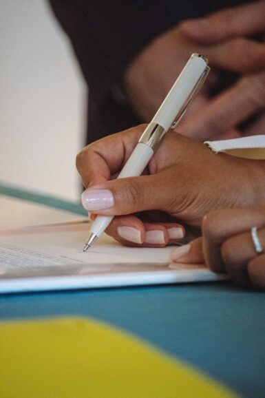 une personne en train de signé pour un acte d'état civil