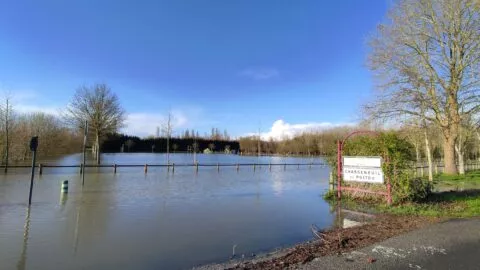 inondation d'une route et d'un terrain