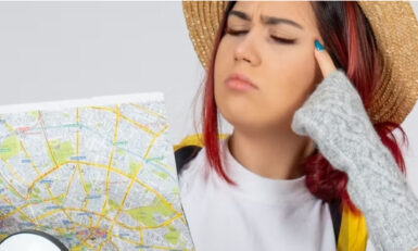 une femme s'interrogeant sur ce qu'il y a à faire À proximité de Chasseneuil en tenant une carte routière dans les mains