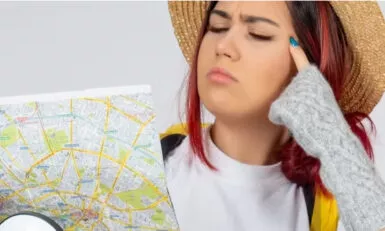 une femme s'interrogeant sur ce qu'il y a à faire À proximité de Chasseneuil en tenant une carte routière dans les mains