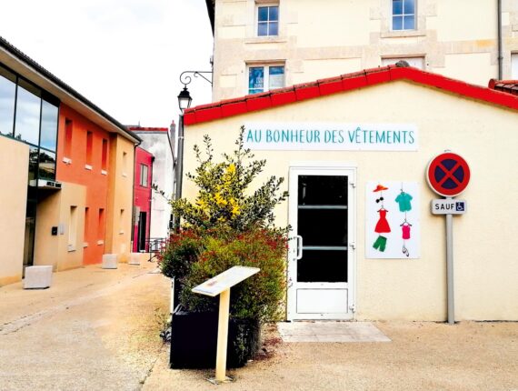 photo de la façade la boutique solidaire « Au Bonheur des Vêtements »