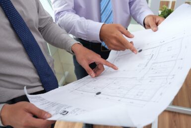 Gros plan d'architectes discutant du plan d'un nouveau bâtiment - Projets urbanisme