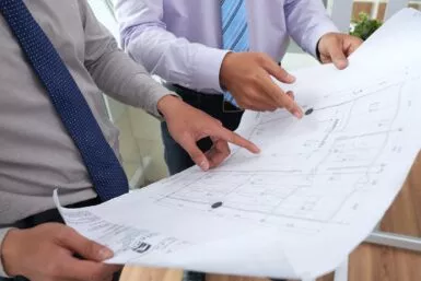 Gros plan d'architectes discutant du plan d'un nouveau bâtiment - Projets urbanisme