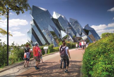 Vue sur le kinéma, une attraction du parc du Futuroscope. Des visiteurs sont en balade au premier plan