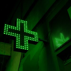 Croix verte enseigne lumineuse de la pharmacie