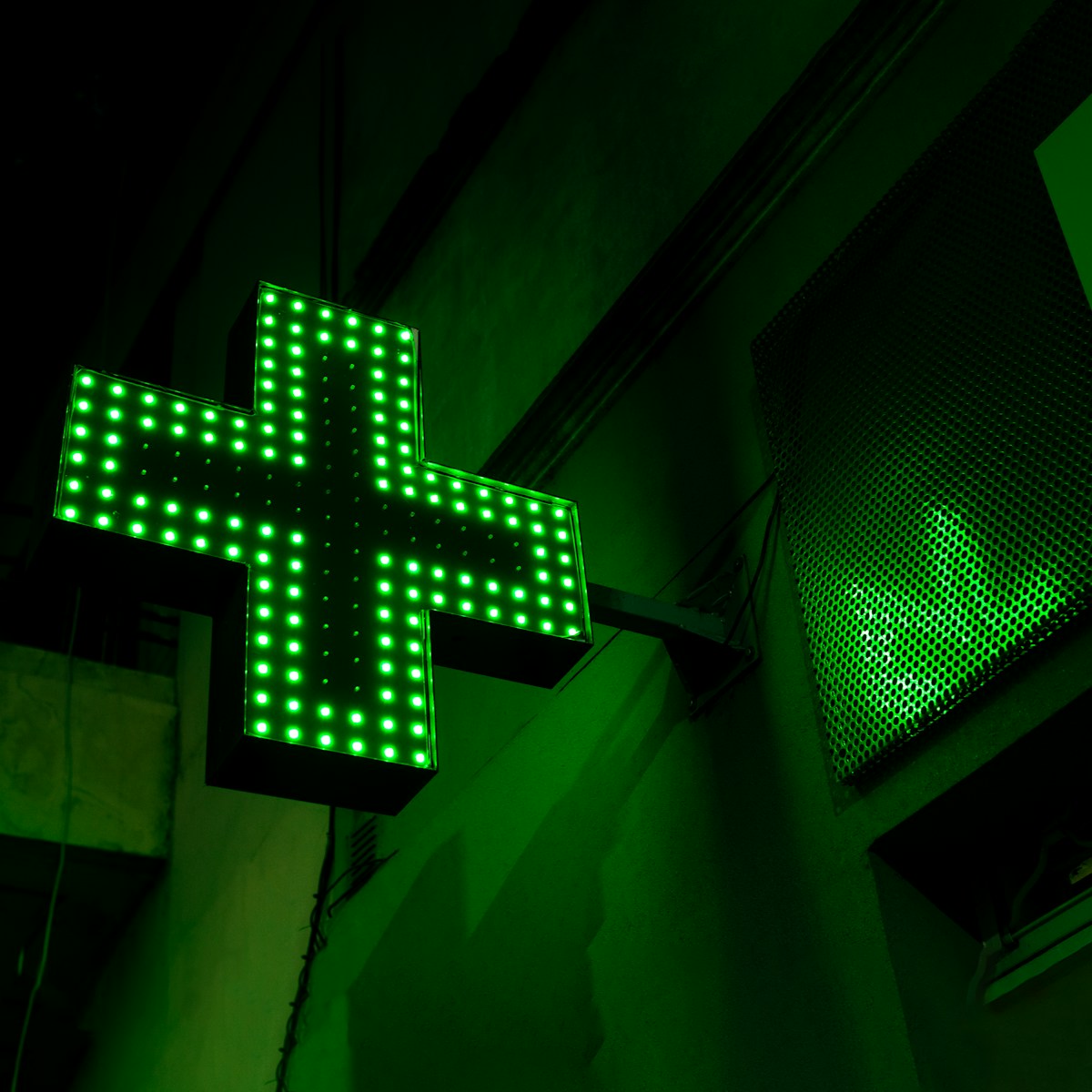 Croix verte enseigne lumineuse de la pharmacie
