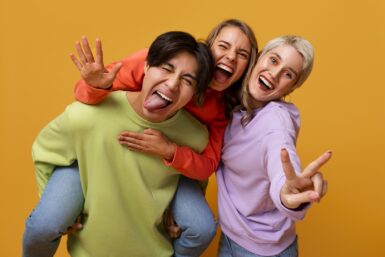 photos de 3 jeunes âgés de15 à 17 ans sur fond de couleur
