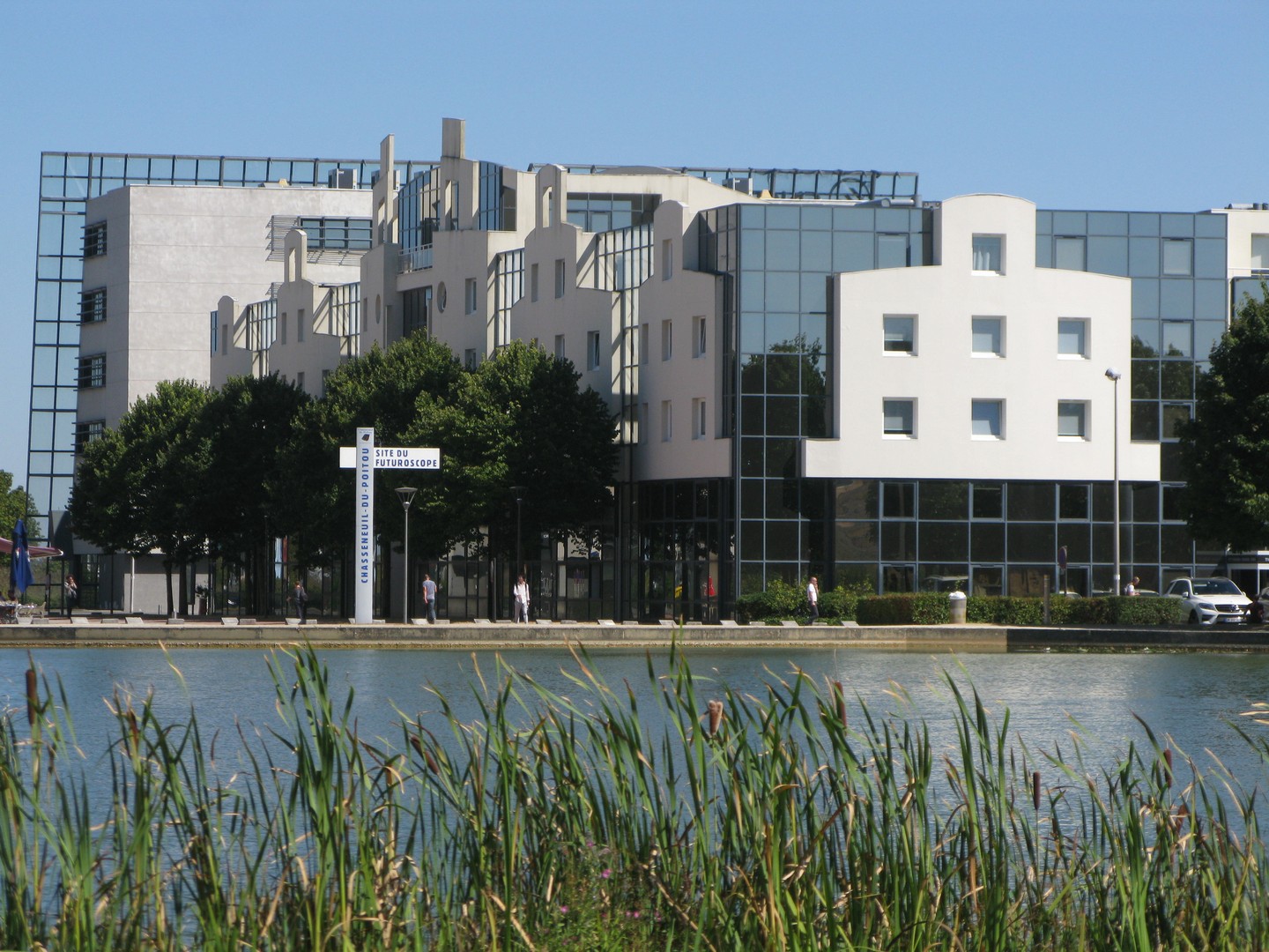 logements sociaux futuroscope avec vue sur le lac de la technopole