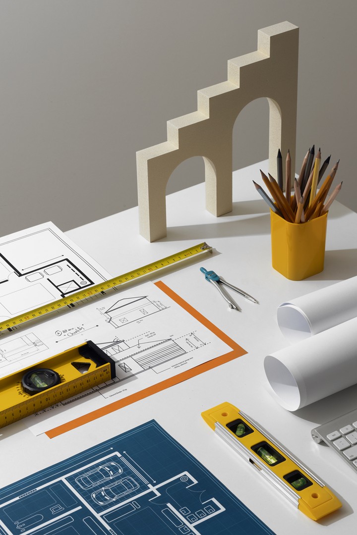 photo représentant la page travaux et projets contenant une table sur laquelle sont posés divers objets de mesure, des plans, une maquette