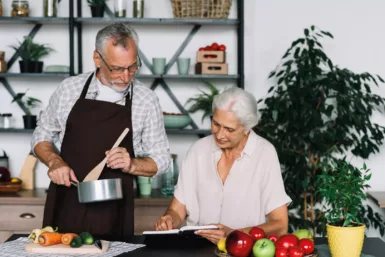personnes agées en train de cuisiner