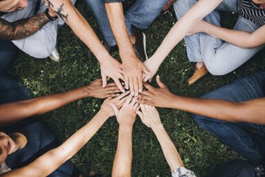 Des gens se tenant la main dans le parc
