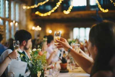 repas avec décor de mariage
