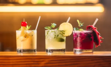 3 verres de cocktails un jaune orangé, un mojito et un rouge sangria illustrant la page du site ouverture de débit de boissons temporaires