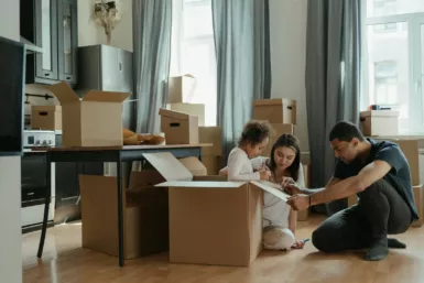 photo Démarches habitat représentant des parents avec leur enfant en train d'emménager