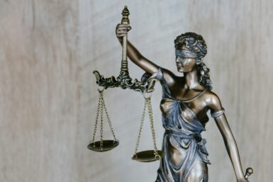 Statue d’une femme tenant une épée, en plein jour représentant la loi et la réglementation