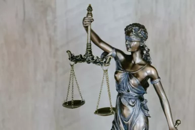 Statue d’une femme tenant une épée, en plein jour représentant la loi et la réglementation, les arrêtés