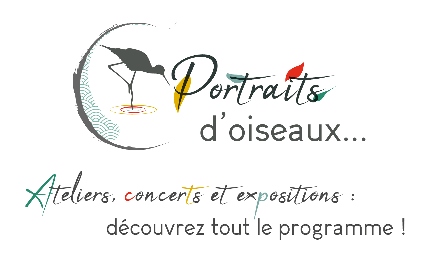 Projet Portraits d'oiseaux représenté avec un logo composé d'un oiseaux en silhouette gris antracite sur le côté avec des touches de couleurs des quatre structures de la culture vert, rouge, jaune, et bleu gris.