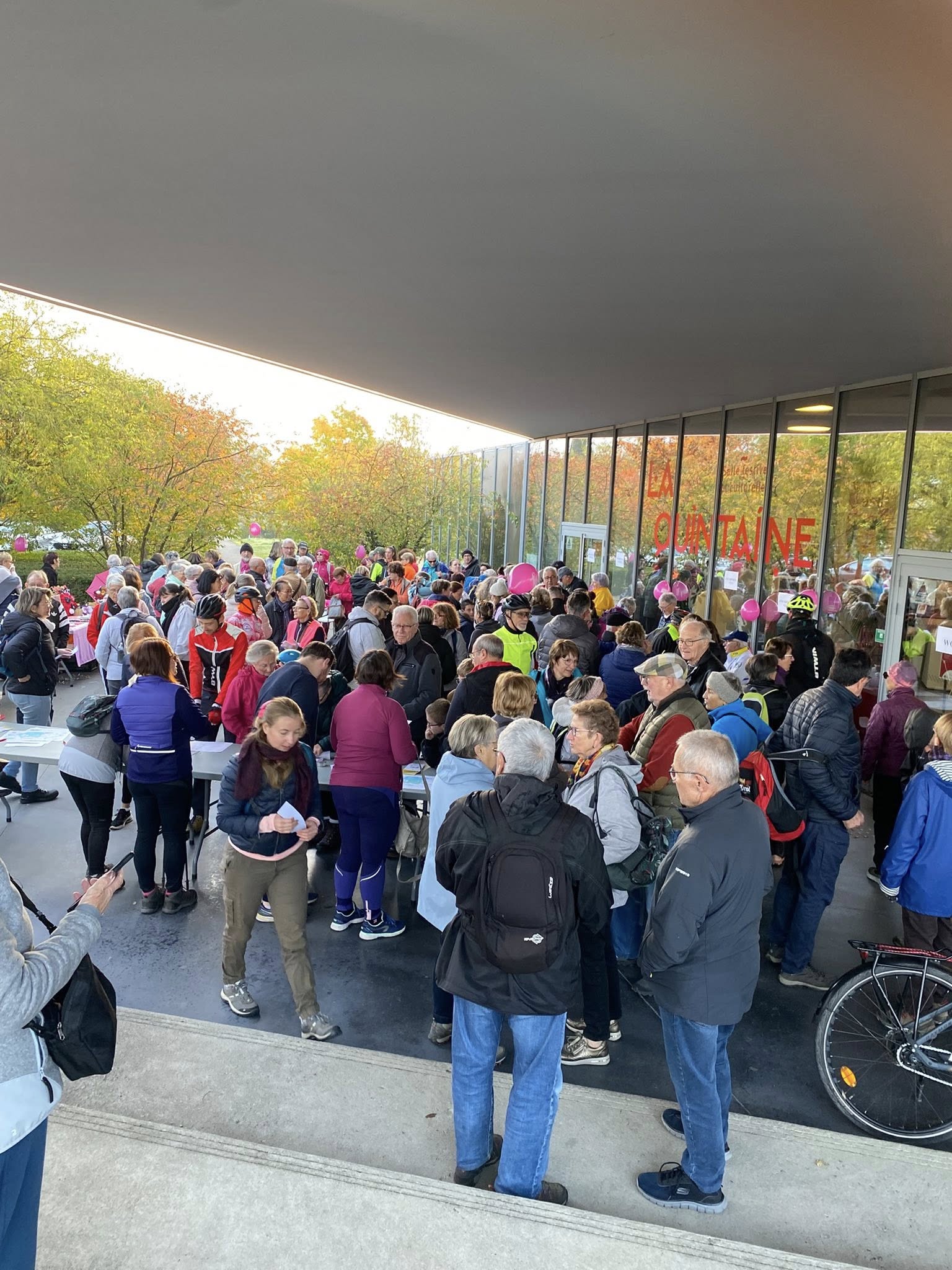 rassemblement de personnes ayant assistées à la randonnée d'Octobre rose