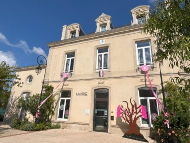 Photo de la façade de la mairie avec l'arbre réalisé par les jeune des Chantiers loisirs pour octobre rose